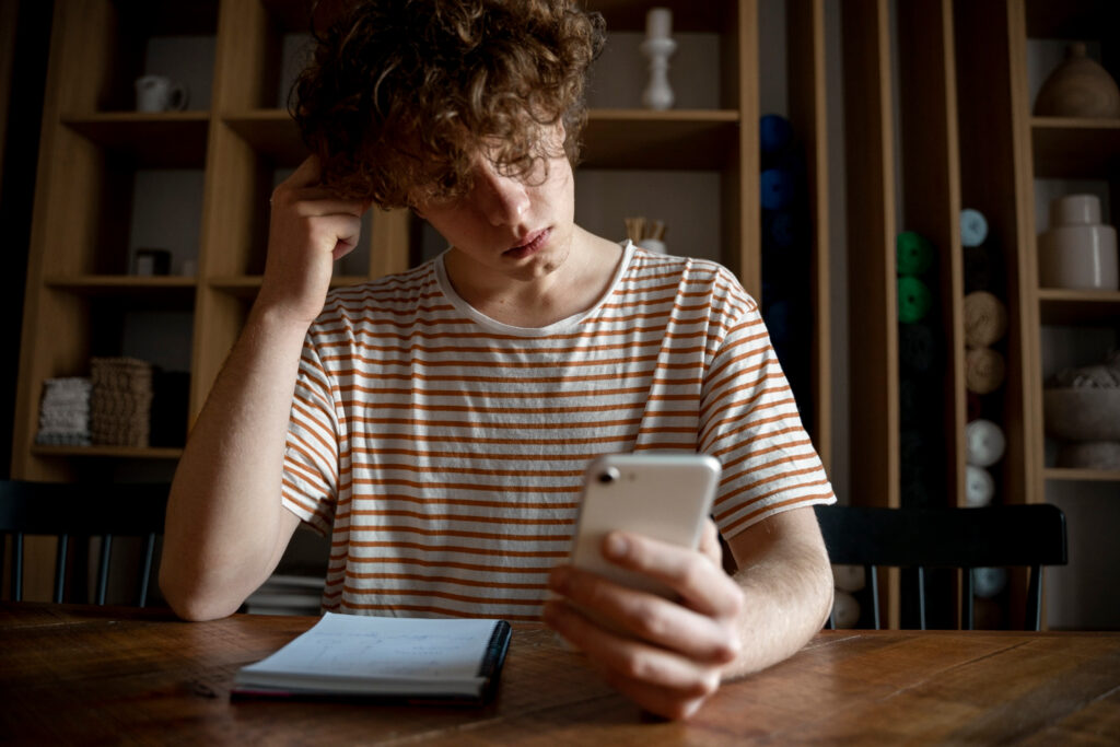 Adolescentes y redes sociales: cómo la psicoterapia ayuda a gestionar su bienestar emocional