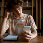 Adolescentes y redes sociales: cómo la psicoterapia ayuda a gestionar su bienestar emocional