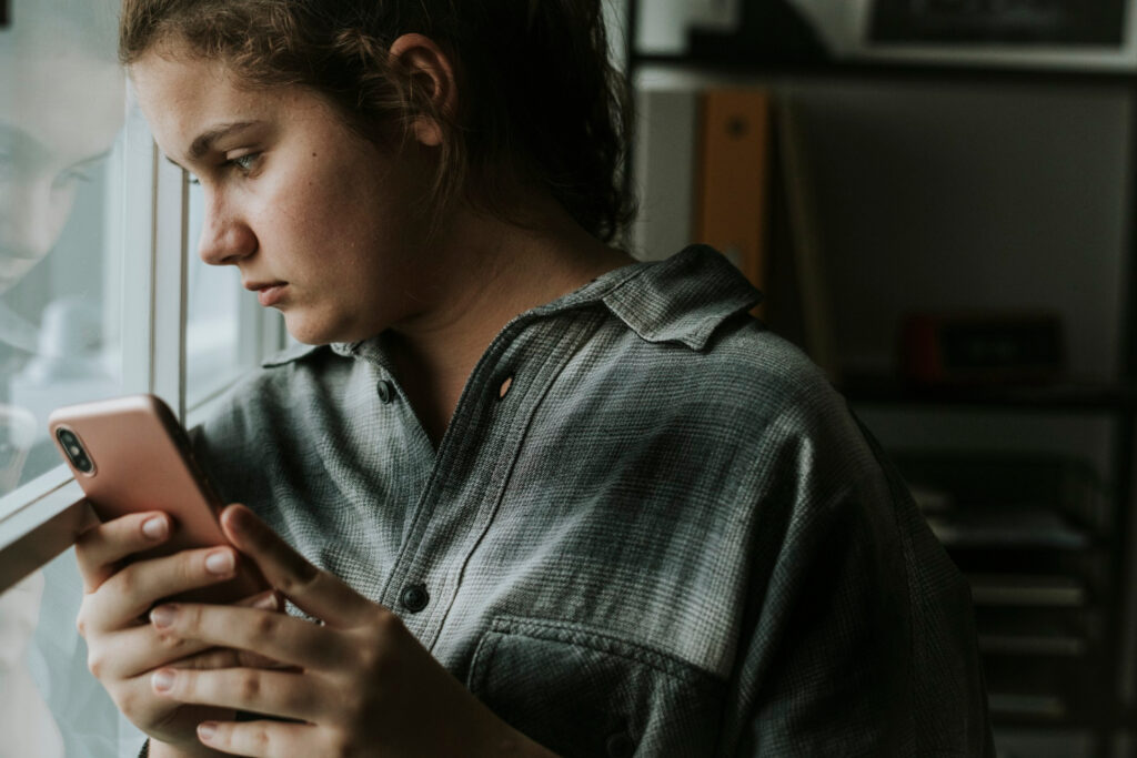 Psicoterapia para adolescentes hiperconectados pero emocionalmente desconectados