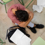 Psicoterapia para adolescentes que viven bajo presión académica: cómo manejar el estrés y la ansiedad escolar