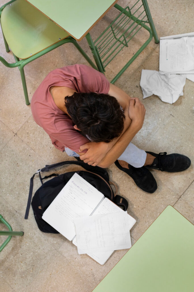 Psicoterapia para adolescentes que viven bajo presión académica: cómo manejar el estrés y la ansiedad escolar